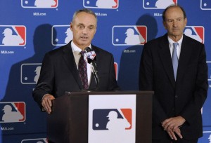 MLB Commissioner Rob Manfield (left) and Cardinal CEO Bill DeWitt (right) at an MLB press conference in 2014 (AP file photo)